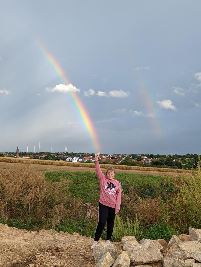 Nina mit Regenbogen